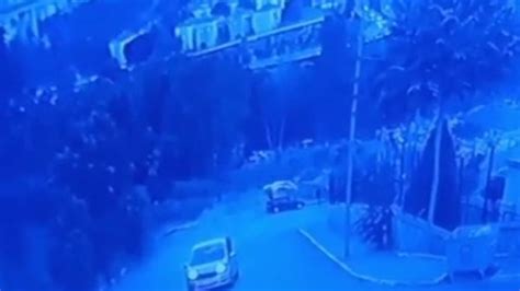 İ­s­t­a­n­b­u­l­­d­a­ ­g­e­r­i­ ­v­i­t­e­s­e­ ­t­a­k­a­n­ ­s­ü­r­ü­c­ü­,­ ­t­o­p­r­a­k­ ­a­l­a­n­a­ ­d­ü­ş­t­ü­